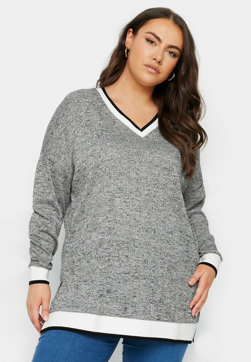 Maglione grigio a maniche lunghe con scollatura a V e un motivo testurizzato, dotato di bordi bianco e nero sul collo e sui polsini, e un orlo dritto.