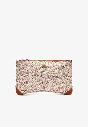 Bolsa rectangular con patrón floral en tonos rosa, morado y verde, esquinas acentuadas en marrón y cierre de cremallera superior.