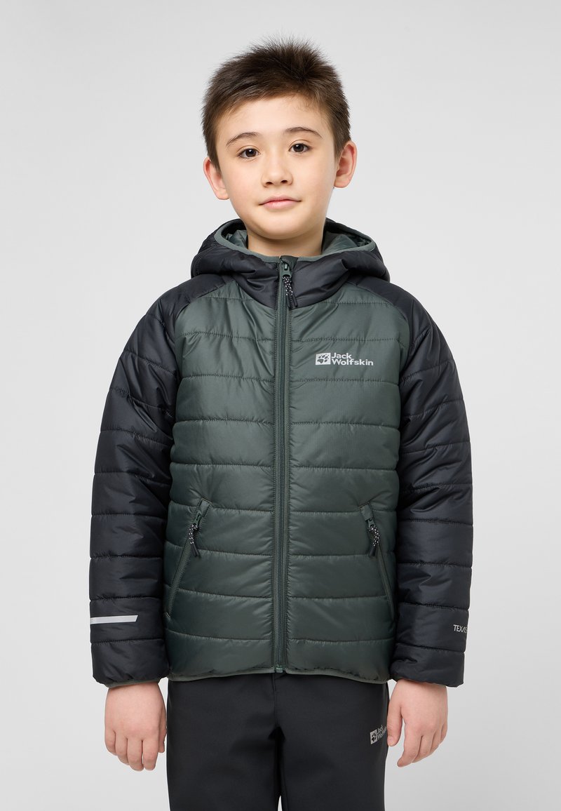 Giacca imbottita con corpo verde e maniche nere, dotata di cappuccio, tasche con zip e dettagli riflettenti. Progettata per il calore.