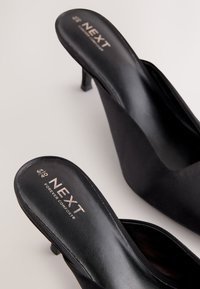 Next REGULAR FIT - FOREVER COMFORT CHISEL CLOSED TOE - Papuci înalți - black
