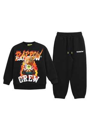 Conjunto infantil de sudadera negra y pantalón de chándal; la sudadera lleva un osito de peluche, llamas y el llamativo texto Barrow Crew. El pantalón tiene cordones con extremos amarillos y un logotipo.