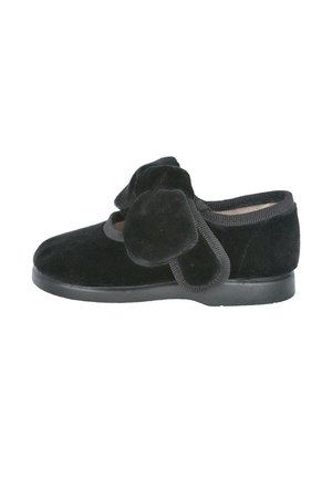 Zapatilla de terciopelo negra con punta redondeada, ribete elástico y un gran lazo decorativo en el lateral. Suela flexible de goma negra.