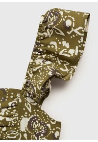 Vestito verde con motivo a fiori leggeri gialli e marroni, con scollatura arricciata e dettagli plisettati. Tessuto morbido al tatto.