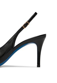 Scarpa slingback con tacco alto in pelle verniciata nera, con punta affusolata, tacco stiletto sottile, suola blu e cinturino con fibbia dorata.