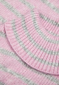 Pull en tricot avec une base rose et des rayures gris clair, doté d'un col côtelé et d'une texture douce, mettant en avant des détails de design confortables.