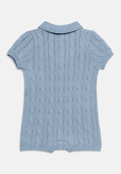 Φωτεινό γαλάζιο βρεφικό ολόσωμο φορμάκι με κοντά μανίκια, πλεκτό σχέδιο με ανάγλυφα καλώδια, διπλωμένο γιακά και ριμπ μανσέτες, εμφανιζόμενο από πίσω.