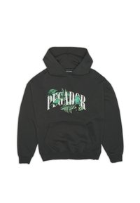 Sudadera negra con bolsillo frontal, que presenta el texto "PEGADOR" sobre hojas tropicales verdes y dos pájaros azul-verde posados en las letras.