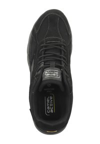 Schwarzer Sportschuh mit einer Mischung aus glattem und strukturiertem Synthetikmaterial, ausgestattet mit kontrastierendem weißen Nähten und einem gepolsterten Schaft.