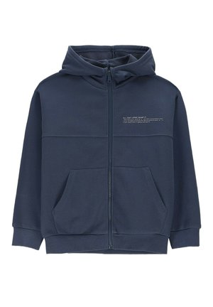 Granatowa bluza z kapturem na zamek błyskawiczny, z przednimi kieszeniami, ściągaczami na mankietach i u dołu oraz małym białym napisem na lewej piersi.