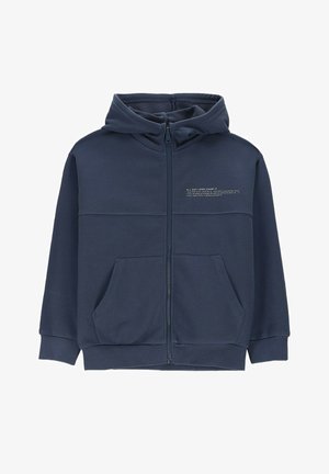 Granatowa bluza z kapturem na zamek błyskawiczny, z przednimi kieszeniami, ściągaczami na mankietach i u dołu oraz małym białym napisem na lewej piersi.