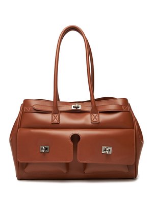 Braune Lederhandtasche mit zwei vorderen Taschen, silbernen Drehverschluss-Verschlüssen und zwei langen Tragegriffen oben.