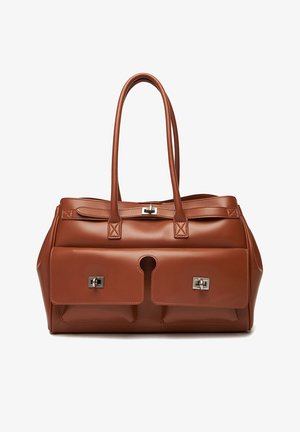 Bolso de cuero marrón con dos bolsillos delanteros, cierres giratorios plateados y dos asas largas superiores.