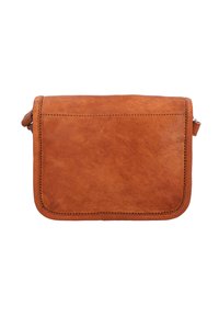 Brun läder crossbody-väska med en slät yta, klaffstängning och rundade kanter. Har synlig sömnad längs kanten.