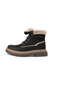 Botas negras hasta el tobillo con una suela de goma color marrón, cuello de piel sintética y ojales metálicos para los cordones. Presentan un panel lateral en un tono más claro.