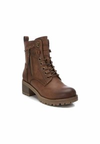 Botín de cuero marrón hasta el tobillo con punta redonda, cordones en la parte delantera, cremallera lateral y tacón cuadrado. Presenta detalles metálicos y suela texturizada.