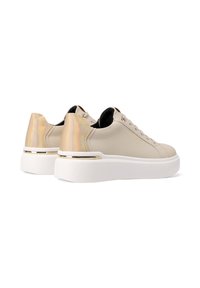 Sneakers beige con una toma in pelle liscia, suola piatta bianca e dettagli iridescenti sul tallone. Presentano accessori metallici e lacci tonali.