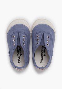 Scarpe slip-on in tela blu con punta in gomma bianca, occhielli per i lacci e suola testurizzata. L'interno presenta un logo stampato su tessuto.
