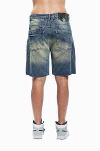 Džinsiniai šortai su blukintu mėlynu gradientu, sausais kraštais, detaliai siūtais siūlėmis ir penkių kišenių dizainu. Kartu dėvimi balti aukšti sportbačiai.