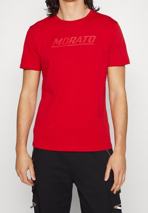 Rotes Baumwoll-T-Shirt mit Rundhalsausschnitt, ausgestattet mit einem erhabenen "MORATO"-Logo in einer kontrastierenden Farbe auf der Brust. Kurze Ärmel und reguläre Passform.
