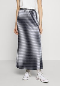 Randig maxi kjol i marinblå och vit med elastisk midja och dragsko, featuring sidofickor för enkel rörelse.