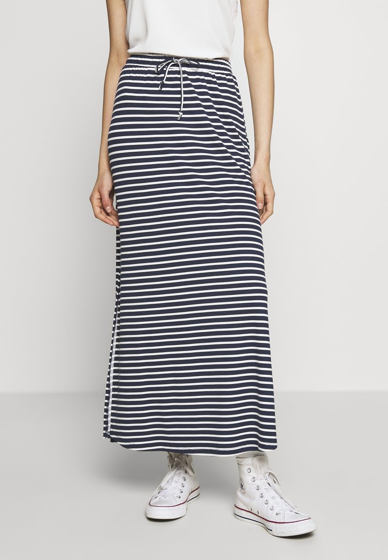 Randig maxi kjol i marinblå och vit med elastisk midja och dragsko, featuring sidofickor för enkel rörelse.