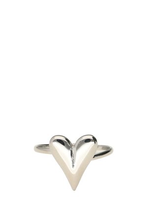 Srebrny pierścionek z gładkim, błyszczącym, sercowatym wzorem w centrum na gładkim białym tle.