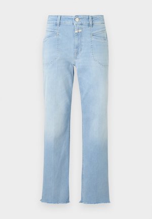 Jean en denim bleu clair taille haute, poches plaquées à l'avant, fermeture par bouton et zip, ourlet brut aux chevilles.