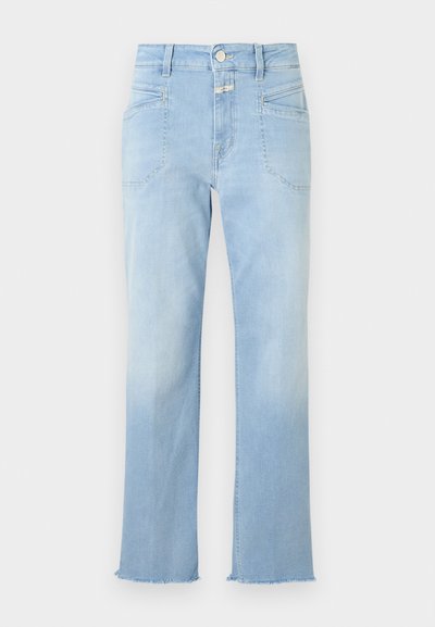 Τζιν παντελόνια ανοιχτού μπλε τζην με ψηλή μέση, μπροστινές τσέπες με ραμμένο πατς, κλείσιμο με κουμπί και φερμουάρ, και ακατέργαστο τελείωμα στους αστραγάλους.