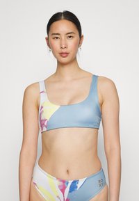 Conjunto de bikini de dois peças, com um top azul claro com decote arredondado e padrão tropical em rosa e amarelo, acompanhado de calções de cintura alta iguais.
