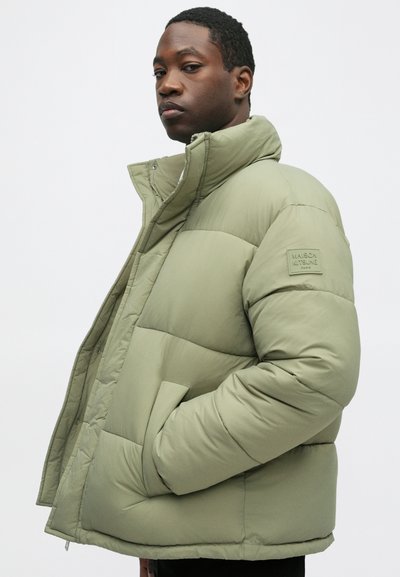 Zielona ocieplana kurtka z wysokim kołnierzem i bocznymi kieszeniami, z fakturowanym wykończeniem i naszywką z logo na rękawie.