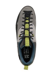 Scarpa da arrampicata grigia con accenti neri, caratterizzata da una superficie testurizzata, lacci gialli e neri disposti a incrocio e un interno blu imbottito.