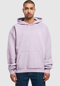 Lavender Kapuzenpullover mit großer Tasche, ausgestattet mit einem minimalistischen Blumenvasen-Design auf der linken Brust sowie gerippten Bündchen und Saum.