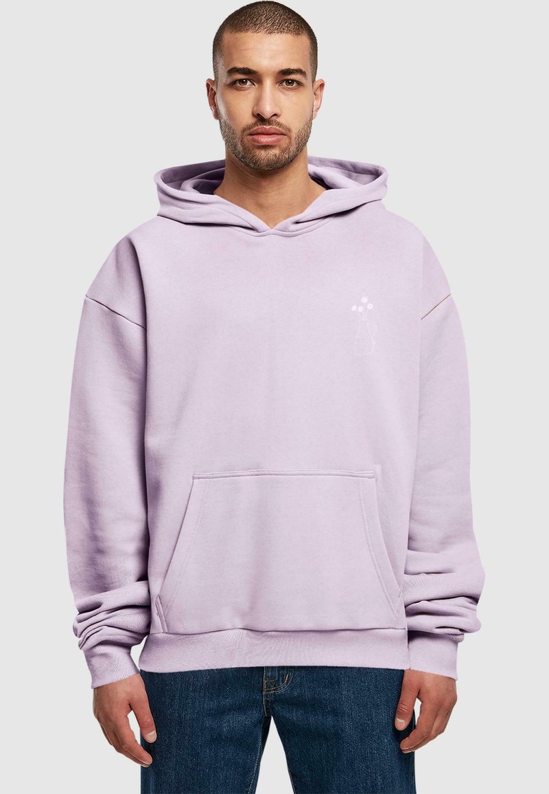 Lavender Kapuzenpullover mit großer Tasche, ausgestattet mit einem minimalistischen Blumenvasen-Design auf der linken Brust sowie gerippten Bündchen und Saum.