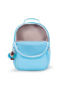 Světle modrý batoh vyrobený z odolné tkaniny, se zipovým uzávěrem, přední kapsou a připevněným charmem opice na zipu. Vnitřek je béžový.