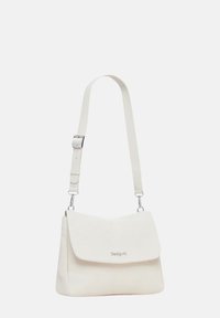 Weiße Ledertasche mit Klappenverschluss, verstellbarem Schulterriemen, silbernem Beschlag und geprägtem Logo auf der Vorderseite. Glatte Textur.
