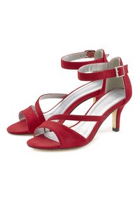 Rote Wildleder-High-Heel-Sandalen mit Knöchelriemen und einer silbernen Innensohle. Mit einem gekreuzten Vorderdesign und einem schmalen Absatz.