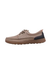 Chaussure en tissu beige avec semelle en caoutchouc marron, design à lacets, côtés perforés et accents navy sur le talon. Comprend des détails de couture.