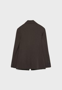 Blazer marron foncé sur mesure avec manches longues et détails de boutons aux poignets, vu de dos sur un fond uni clair.