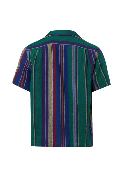 Chemise à manches courtes à rayures verticales vertes, bleues, violettes, rouges et beiges, montrée de dos sur un fond blanc.