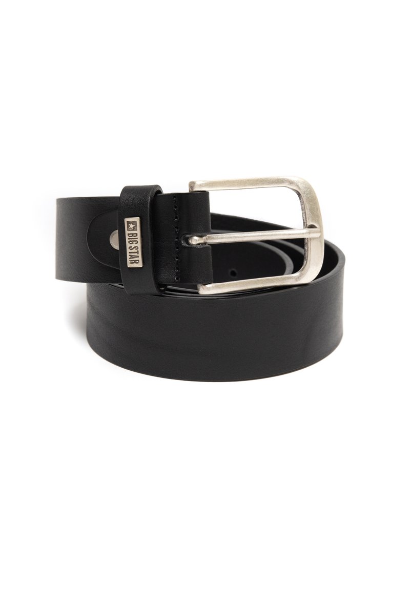 Cinturón de cuero negro con una hebilla metálica plateada, que presenta una textura suave y un diseño de hebilla rectangular, etiquetado con "BIG STAR".