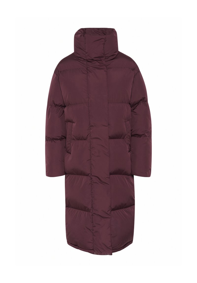 Lange, bordeauxkleurige pufferjas met een hoge kraag, met grote gequiltde secties en twee voorzakken. Gladde, glanzende stofstructuur.