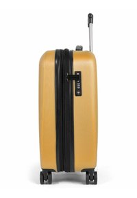 Maleta rígida de color amarillo con superficie texturizada, cremallera negra, candado de combinación y asa retráctil; cuenta con cuatro ruedas para una fácil movilidad.