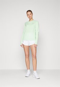 Nike Performance PACER CREW - Topper langermet - vapor green/reflective silver