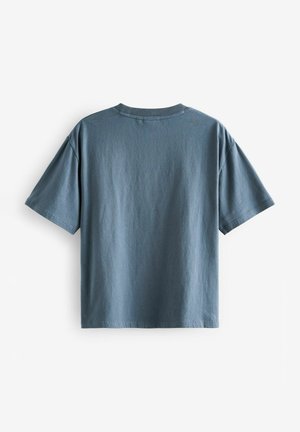 Kurzärmliges, Rundhals-T-Shirt aus verwitterter blauer Baumwolle. Verfügt über eine lässige Passform und eine glatte Textur ohne sichtbare Verzierungen.