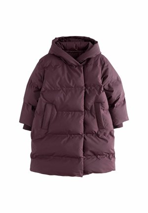 Cappotto puffer bordeaux con cappuccio, caratterizzato da un design a doppio petto e tasche laterali, esposto su uno sfondo bianco.