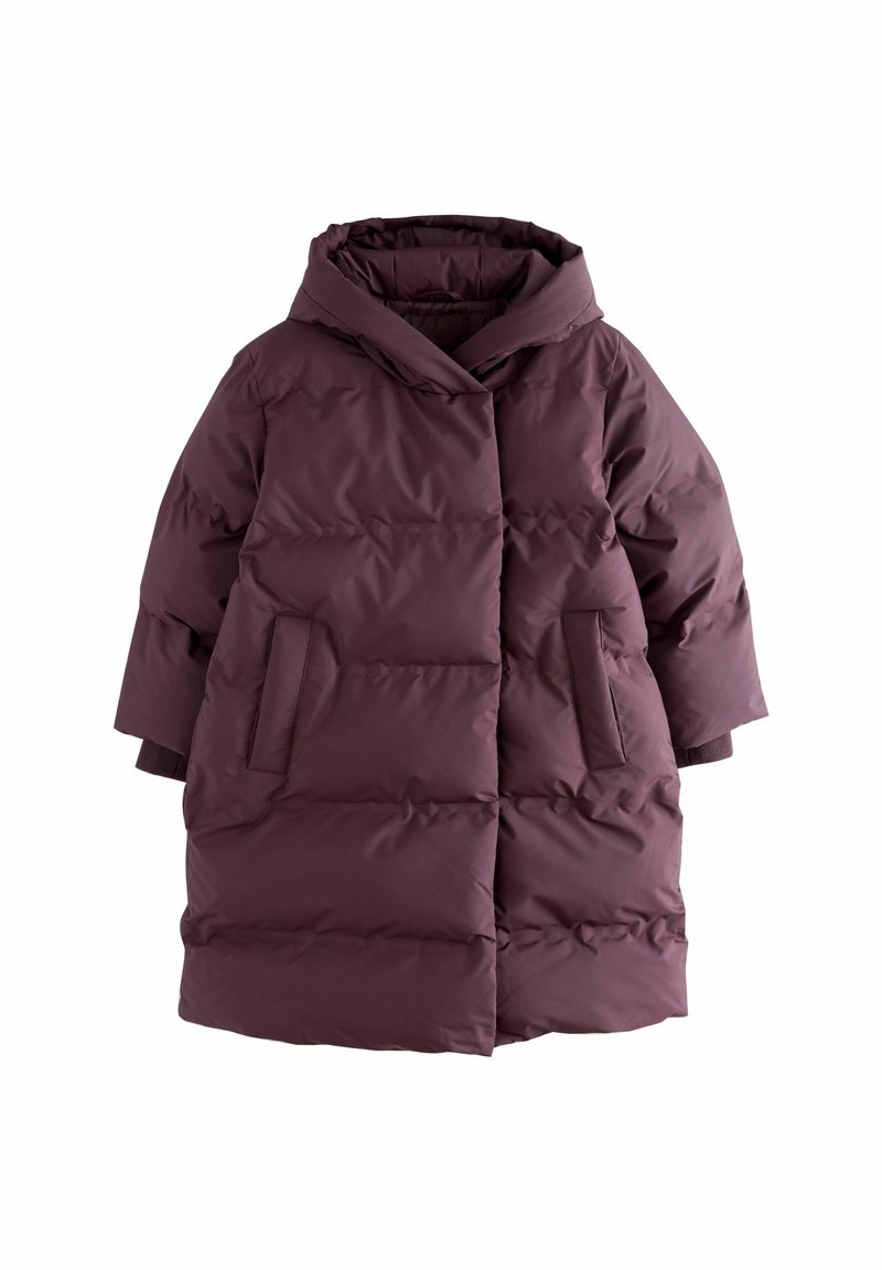 Cappotto puffer bordeaux con cappuccio, caratterizzato da un design a doppio petto e tasche laterali, esposto su uno sfondo bianco.