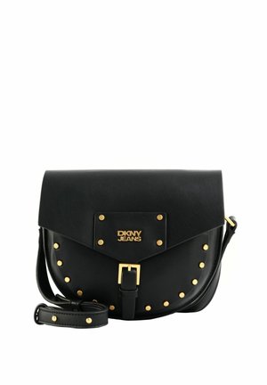 Sac bandoulière en cuir noir arrondi avec des clous dorés, une boucle et le logo DKNY Jeans sur le rabat avant.