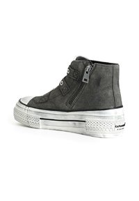 Schwarze High-Top-Sneaker mit Suede-Oberfläche, ausgestattet mit einem Reißverschluss, metallischen Akzenten, einer glänzenden silbernen Zehenkappe und einer gummierten Sohle mit Muster.