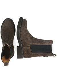 Botas de tobillo de ante marrón con paneles laterales elásticos, punteras redondeadas y suelas de goma negras. Líneas limpias y detalles de hardware mínimos.