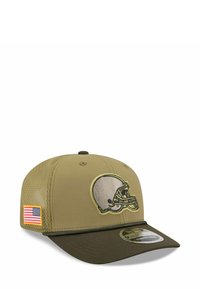 Olivgrüner Baseballcap mit Netzrücken, ausgestattet mit einem gestickten Helmlogo und einem kleinen USA-Flaggenpatch an der Seite.